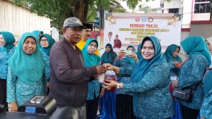 Ketua TP PKK Kota Baubau menyerahkan Takjil pada kegiatan Amaliah Ramadhan bersama Pengurus PKK dan DWP Kota Baubau Rabu (12/4/2023) foto : bardin gagassultra.com