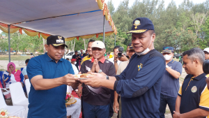 Wali Kota Baubau La Ode Ahmad Monianse Menyerahkan Tumpeng Kepada Kadishub Abdul Karim di momen Peringatan Hari Perhubungan Nasional (Harhubnas) Tahun 2022 tingkat Kota Baubau yang berlangsung di Kawasan Kotarama Baubau (18/9)