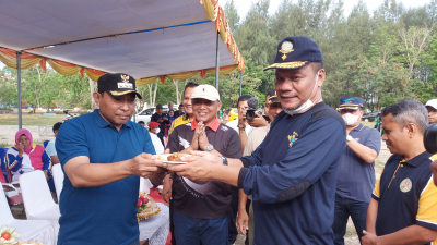 Wali Kota Baubau La Ode Ahmad Monianse Menyerahkan Tumpeng Kepada Kadishub Abdul Karim di momen Peringatan Hari Perhubungan Nasional (Harhubnas) Tahun 2022 tingkat Kota Baubau yang berlangsung di Kawasan Kotarama Baubau (18/9)