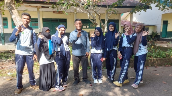 Dosen pembimbing PLP II Universitas Muhammadiyah Buton Muammar, S.Hum., M.Pd bersama Mahasiswa PLP II UMB di SMAN 3 Baubau