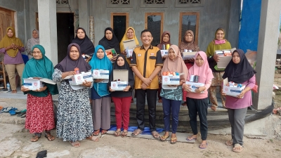 Fajar Ishak Usai menyerahkan Bantuan Benang bagi para Penenun warga Desa Lanto kecamatan Mawasangka Timur Rabu (8/3/2023)