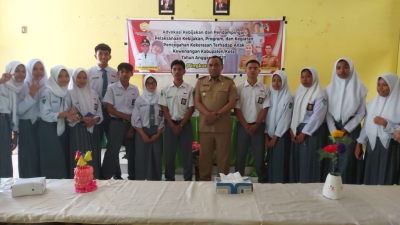 Wali Kota Baubau La Ode Ahmad Monianse bersama para siswa SMAN 3 Baubau usai membuka kegiatan Advokasi Kebijakan dan pendampingan Pelaksanaan Kebijakan, Program dan kegiatan Pencegahan kekerasan Terhadap Anak di SMAN 3 Baubau Selasa (16/5/2023)