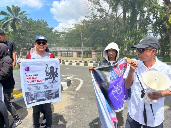 Ketua PWI Sultra, Sarjono saat berorasi didepan Kantor DPRD Sultra