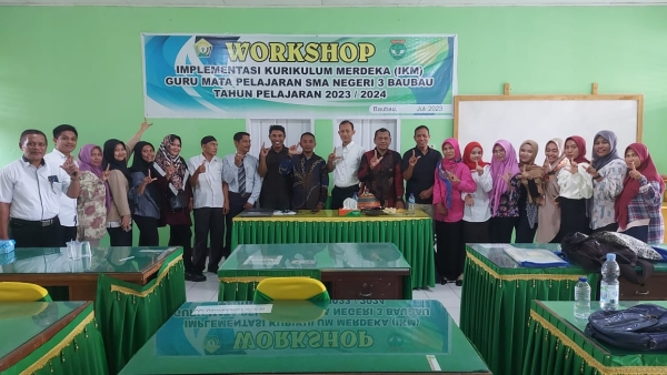 Para Guru SMAN 3 Baubau Peserta Workshop IKM bersama Pemateri Usai Kegiatan Workshop 