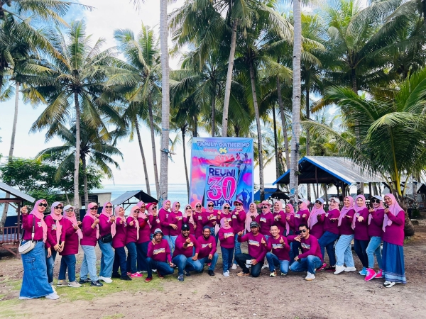 Suasana Family Gathering ALumni SMAN 2 Baubau Angkatan 94 di Pantai Lakeba Sabtu (13/4/2024)