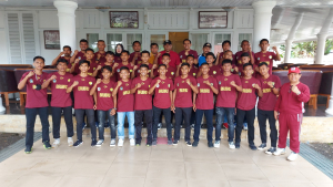 Wali Kota Baubau La Ode Ahmad Monianse bersama Tim PSSI Kota Baubau Saat Dilepas menuju Arena Porprov XIV Sultra di rujab Baubau Minggu (20/11) Foto : Bardin