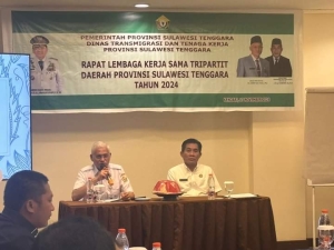Sekda Sultra, Drs. H Asrun Lio MHum PhD didampingi Kadis Transnaker Sultra, LM Ali Haswandy saat membuka rapat  Lembaga Kerja Sama (LKS) Tripartit Daerah Provinsi Sultra Tahun 2024