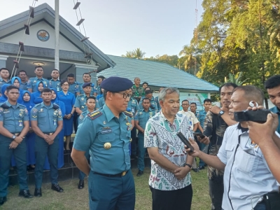 Danlanal Kendari, Kolonel Laut (P) I Gede Dharma Yoga dan Dr aqua Dwipayana saat wawancara bersama wartawan