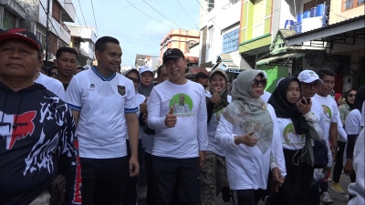 Ketua DPD HKTI Sultra Mayjen TNI (Purn) Andi Sumangerukka pada kegatan Jalan Santai di Kota Baubau Minggu (26/2/2023)