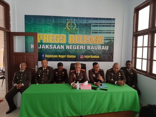Kepala Kejaksaan Negeri (Kajari) Baubau, Jaya Putra, SH (Tengah) didampinghi pejabat utama 