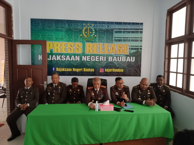 Kepala Kejaksaan Negeri (Kajari) Baubau, Jaya Putra, SH (Tengah) didampinghi pejabat utama 