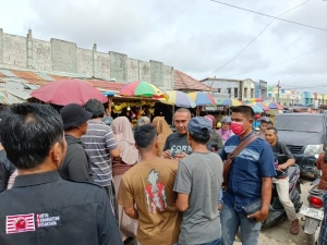 Ketua Pimda PKN Sultra, Samsu Umar Abdul Samiun saat berbagi rezki di Pasar Andonohu Kendari