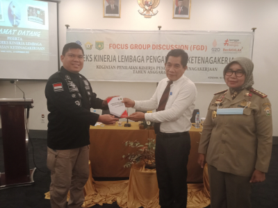 Kadis Transnaker Sultra, LM Ali Haswandi, SE, MSi saat menerima buku indeks ketenaga kerjaan dari Kementrian Tenaga Kerja RI