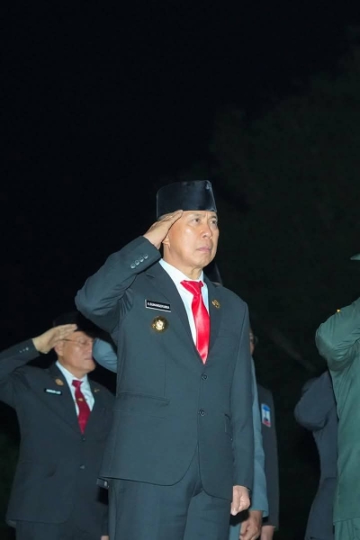 Gubernur Sultra, Mayjen Andi Sumangerukka saat menghadiri renungan suci