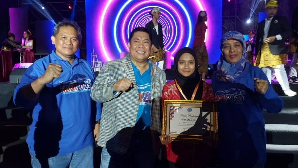 Firdha Nurul Ilmi, juara 3 Puisi Anti Narkoba didampingi Kepala BNN RI Komjen Pol Dr. Petrus R Golose dan Kepala BNNP Sultra Brigjend Pol Drs. Isnaeni Ujiarto dan Ibu usai menerima hadiah di Puncak Peringatan HANI 2023 di Bali (26/6/2023) 