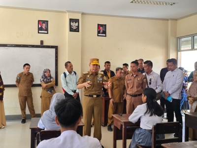Gubernur Sultra, Andi Sumangerukka didampingi Kadis Dikbud Sultra, Prof Aris Badarah saat berinteraksi dengan siswa/siswi SKO Ranomeeto 