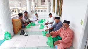 Tokoh Kerukunan Keluarga Pancana H Mas'ud Bersama Wakapolres Baubau Kompol Bahtiar, S.Sos Usai kegiatan Berbagi bersama Jamaah Masjid Jabal Rahmah Wakonti Jumat (25/11)