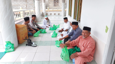 Tokoh Kerukunan Keluarga Pancana H Mas&#039;ud Bersama Wakapolres Baubau Kompol Bahtiar, S.Sos Usai kegiatan Berbagi bersama Jamaah Masjid Jabal Rahmah Wakonti Jumat (25/11)