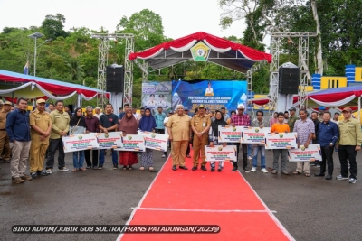 Gubernur Sultra, H Ali Mazi, SH foto  bersama penerima bantuan logistik dan rumah tidak layak huni di Kabupaten Buton. Foto : IST