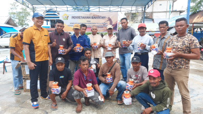 Fajar Ishak Serahkan bantuan Senter Kepala Kepada 600 Nelayan Baubau Sabtu (17/12)