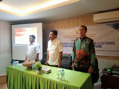 Kadis Transnaker Sultra, LM Ali Haswandy (Tengah) saat membuka pelatihan kerja berbasis kompetensi kejuruan elektronik dengan fokus perbaikan Handphone 