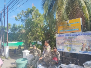 Satu Pol PP Baubau dan Petugas Dinas Perhubungan saat melakukan penertiban parkir di depan RS Siloam