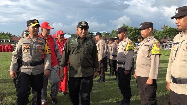 Plh Kapolres Baubau AKBP Suharman Sanusi, SIK bersama Wali Kota Baubau dan Forkopimda Saat Pemeriksaan Pasukan dalam Rangka Pengamanan Porprov XIV di Lapangan Lembah Hijau Kamis (24/11) Foto : Bardin