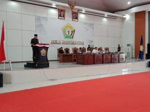Sekretaris daerah Sultra, Asrun Lio saat membacakan pidato pengantar KUA PPAS