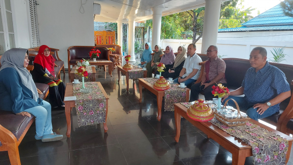 Perwakilan Raudah Wisata Baubau diterima Ny Wa Ode Nursanti Monianse saat menyampaikan agenda Silaturahmi Jamaah dan Masyarakat Kota Baubau 