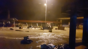 Kondisi Lapak Pedagang di Pasar Wameo Porak Poranda Akibat Hantaman Ombak (25/12)