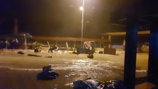 Kondisi Lapak Pedagang di Pasar Wameo Porak Poranda Akibat Hantaman Ombak (25/12)