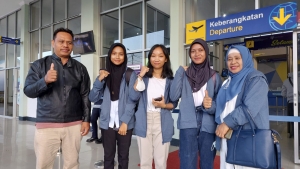 Peserta Lomba Debat Bahasa Inggris Tingkat Nasional (dari Kiri : Guru pendamping La Edi, S.Pd, M.Si (Guru SMAN 2 Baubau), Firdha Nurul Ilmi (SMAN 2 Baubau), Sheline Anantha Nawantara (SMAN 1 Baubau), Sitti Atifa Amiruddin (SMAN 2 Baubau) dan Nahwa Mansyur, S.Pd, M.Pd (Guru SMAN 1 Baubau).