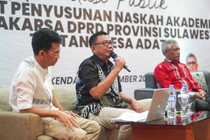 Anggota DPRD Sultra, Fajar Ishak Dg jaya (tengah) dalam acara konsultasi publik terkait penyusunan naskah akademik Rancangan Peraturan Daerah (Raperda) tentang Desa Adat prakarsa DPRD Sultra