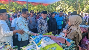 Sekda Sultra, Asrun Lio didampingi Pj Walikota Baubau, Rasman Manafi saat meninjau langsung pasar murah di Kota Baubau 